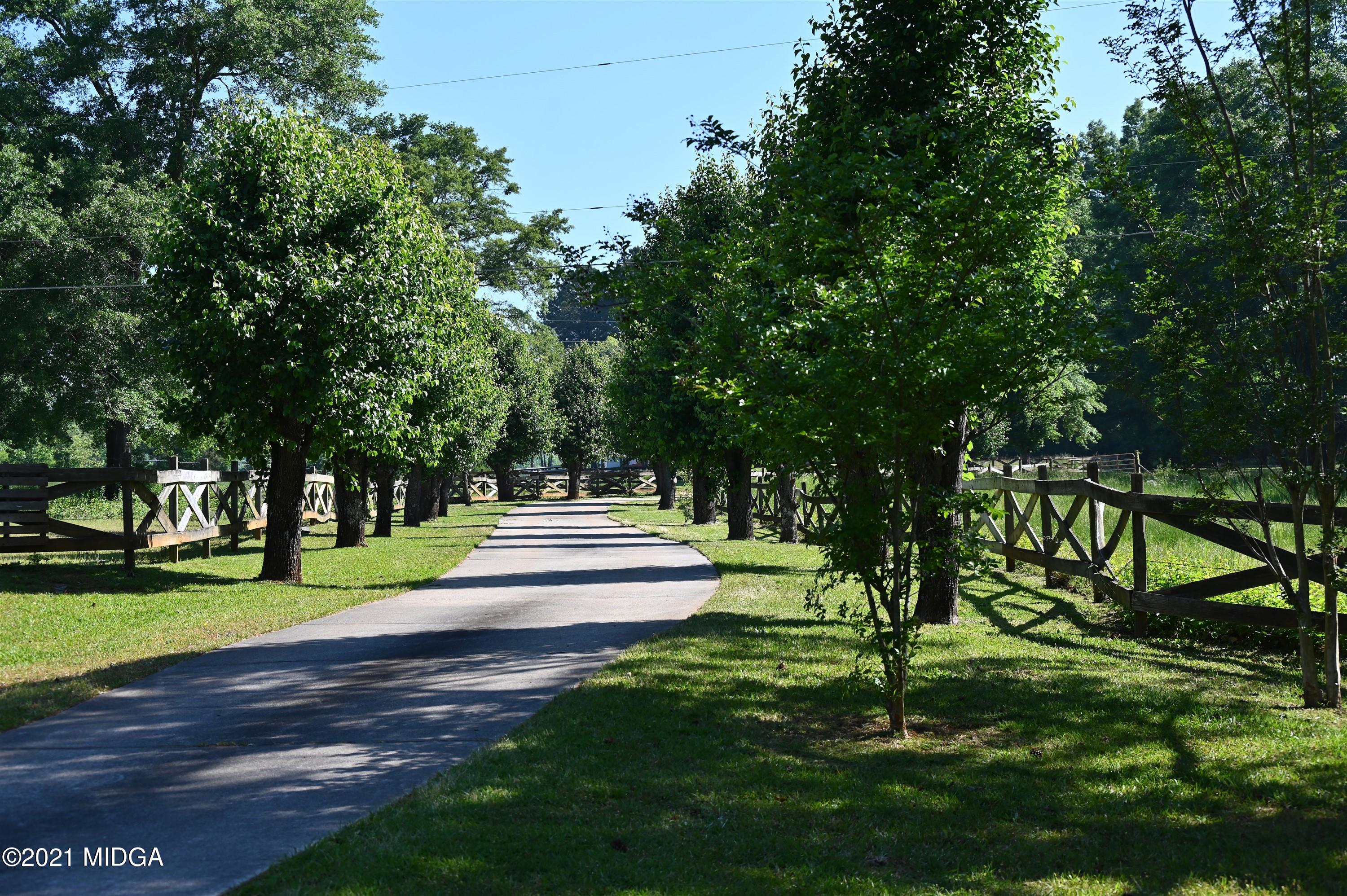 10333 Estes Road Macon, GA 31210 - Photo 2 of 29 a garden view with a sitting space