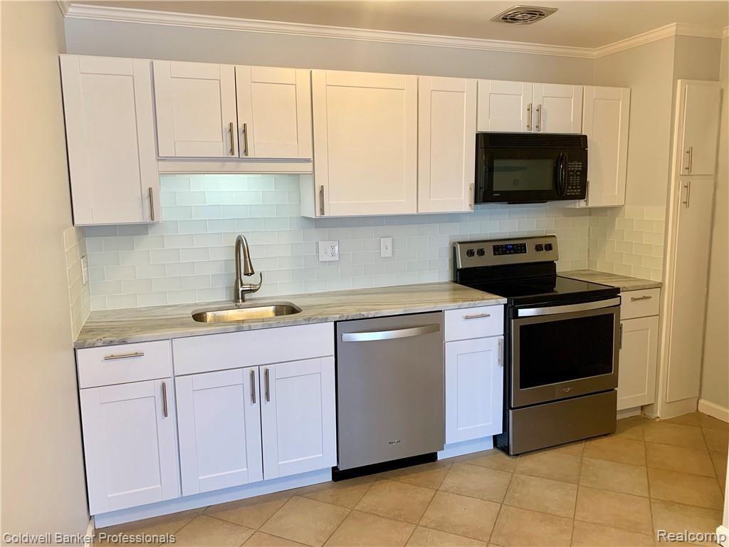 125 East 14 Mile Road, Unit 11 Birmingham, MI 48009 - Photo 3 of 17 Brand New Kitchen!