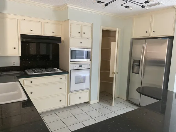 $2,400 | 5 Bendwood Drive, Sugar Land, TX 77478