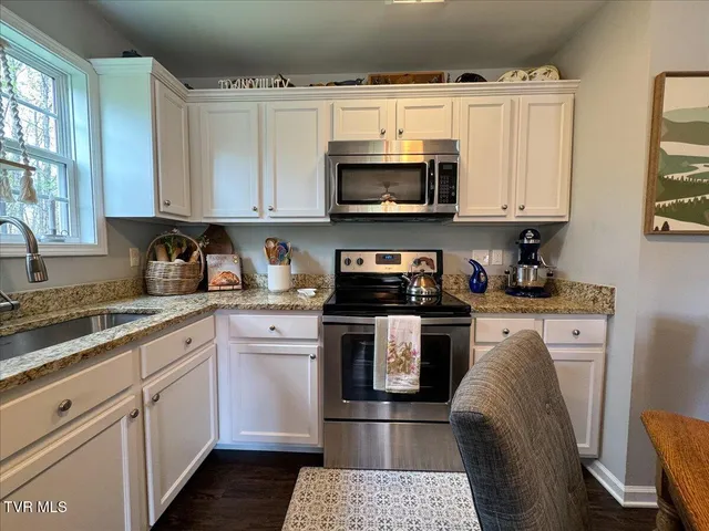 $374,999 | 712 Lake Point Drive, Piney Flats, TN 37686