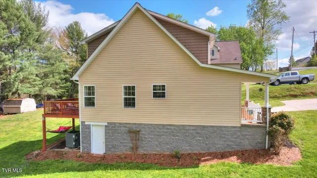 $374,999 | 712 Lake Point Drive, Piney Flats, TN 37686