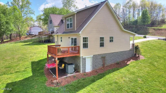 $374,999 | 712 Lake Point Drive, Piney Flats, TN 37686