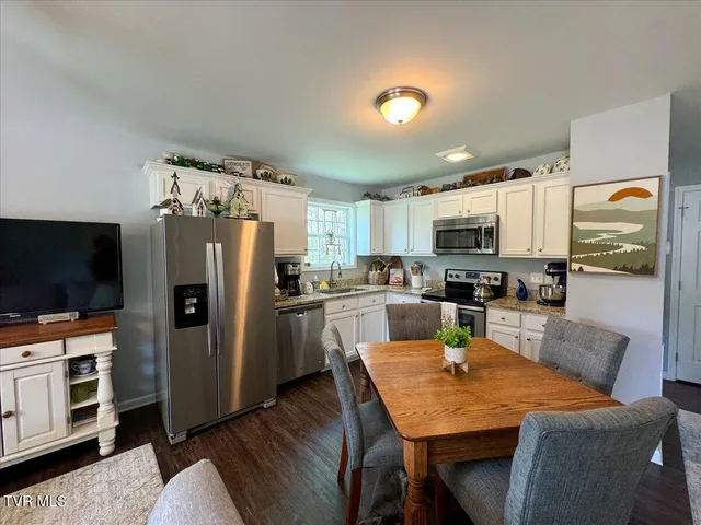 $374,999 | 712 Lake Point Drive, Piney Flats, TN 37686