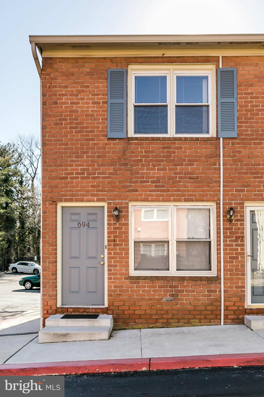 Wonderful End Unit Condo on Main Level