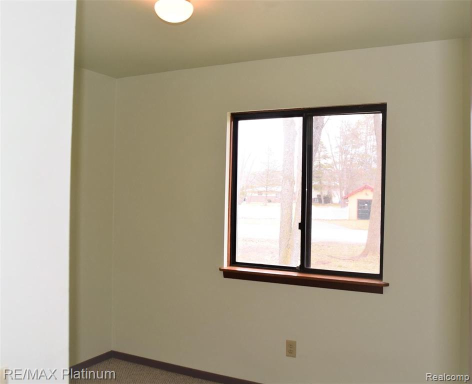 643 Six Mile Road Whitmore Lake, MI 48189 - Photo 10 of 22