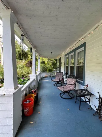 a bunch of flowers in a yard