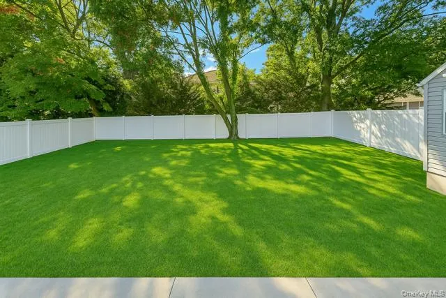 a view of a back yard