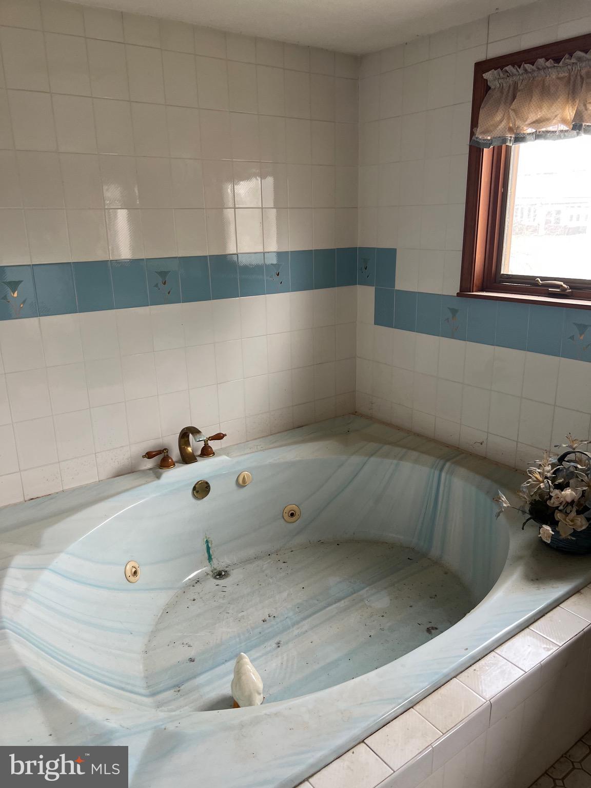 549 General Learned Road King of Prussia, PA 19406 - Photo 18 of 31 a bathroom with a bathtub and window
