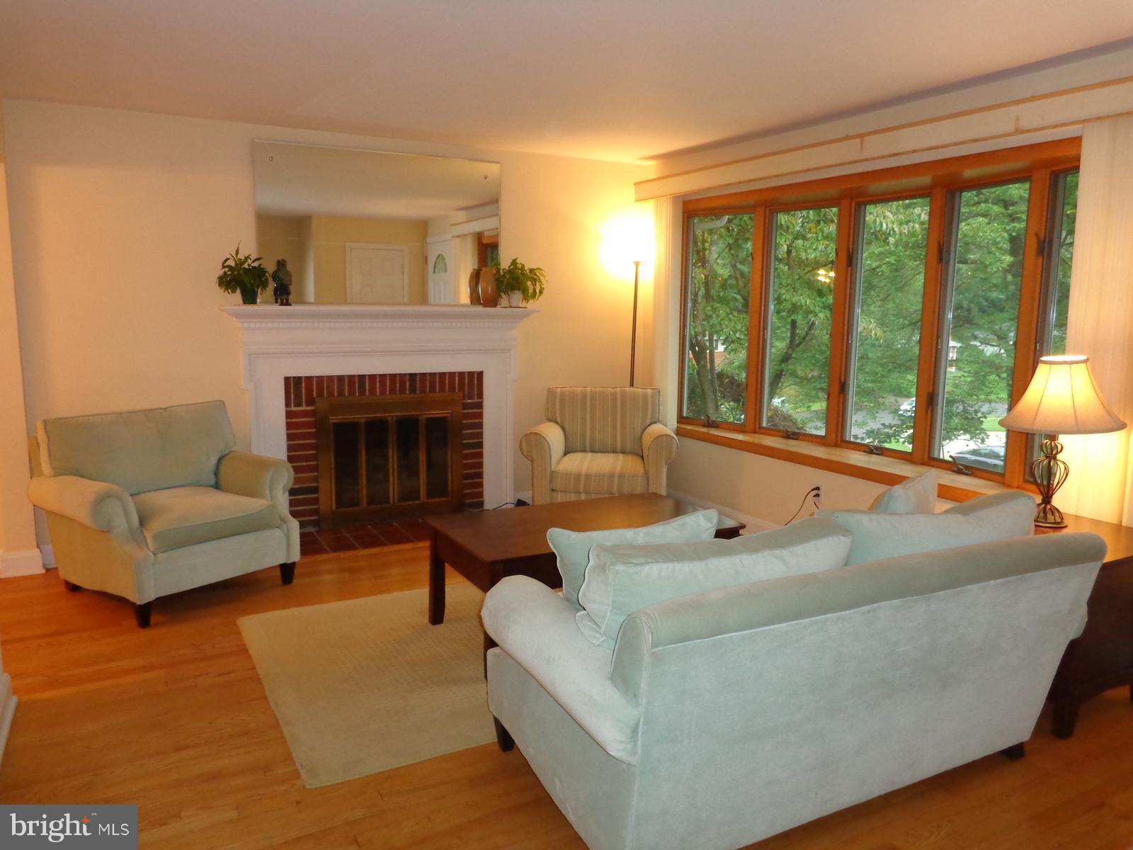 561 Brook Road Towson, MD 21286 - Photo 2 of 27 Living Room
