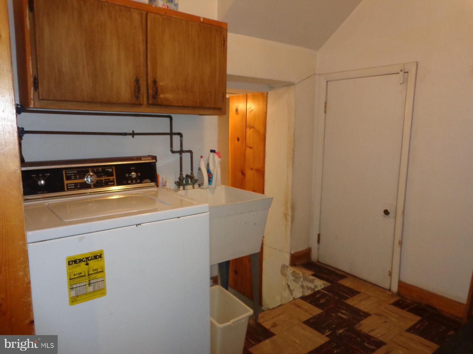 561 Brook Road Towson, MD 21286 - Photo 18 of 27 Washer and sanitary tub