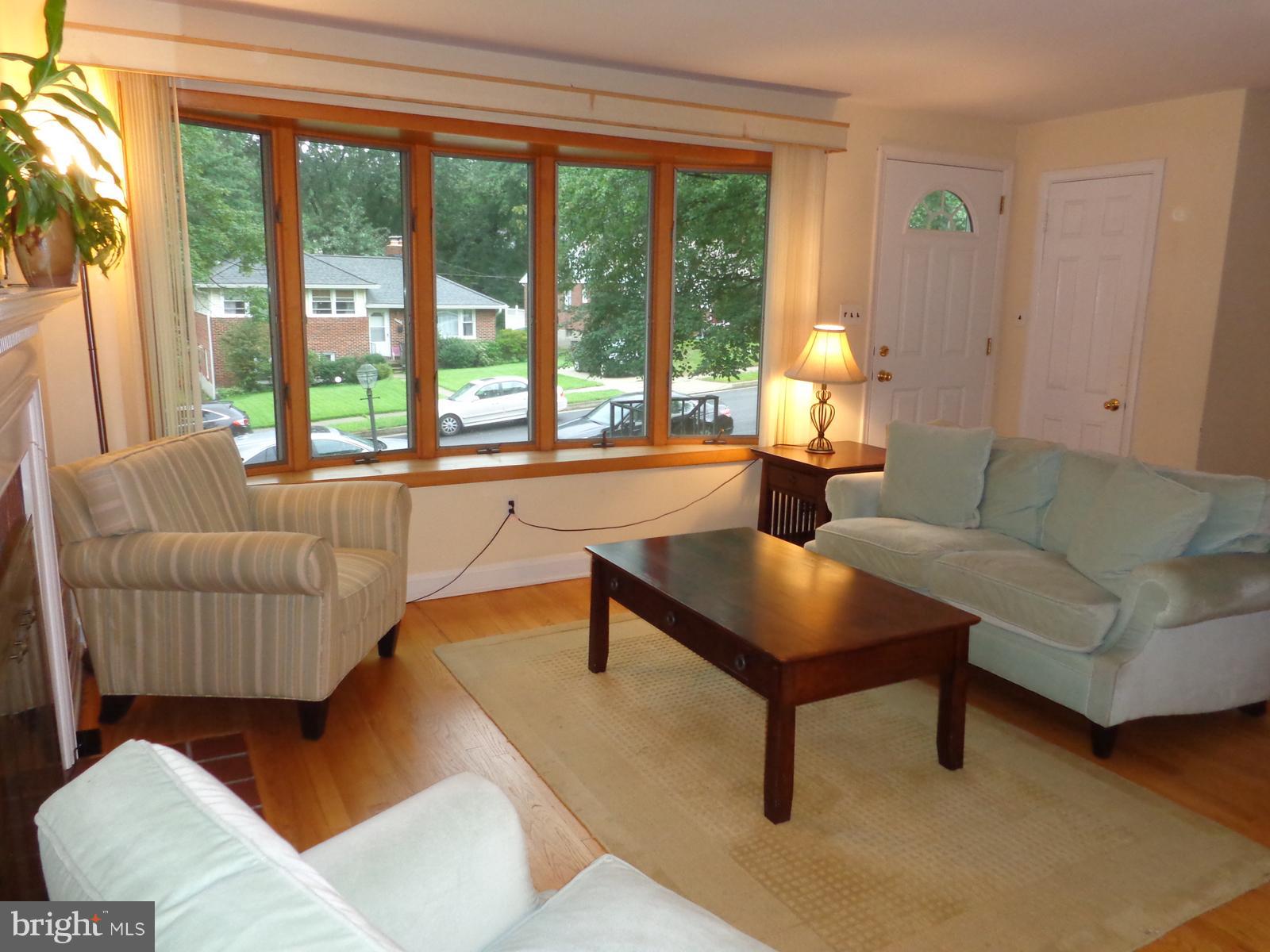 561 Brook Road Towson, MD 21286 - Photo 3 of 27 Living Room