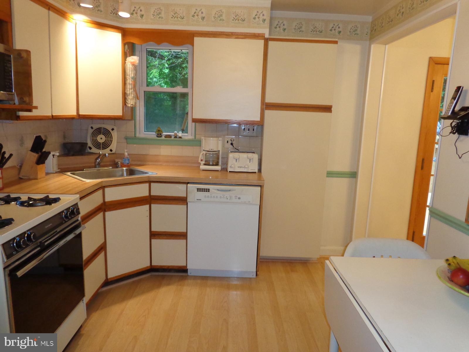 561 Brook Road Towson, MD 21286 - Photo 7 of 27 Kitchen