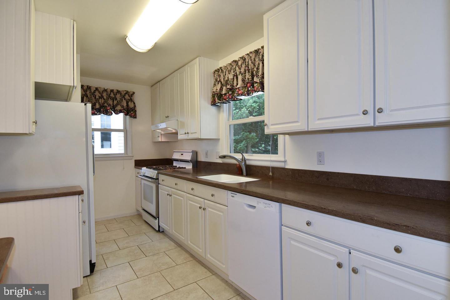 606 Kingsley Road Southwest Vienna, VA 22180 - Photo 10 of 45