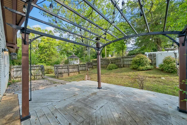 a view of a backyard