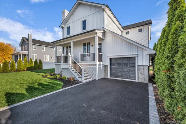 $1,199,999 | 2437 Archer Street, Seaford, NY 11783