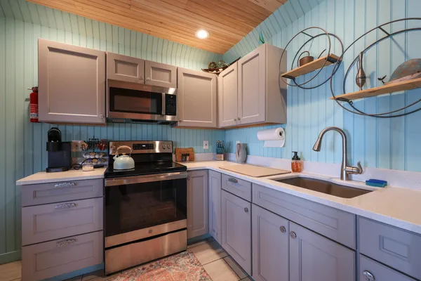 $1,695,000 | 28 City Point Road, Vinalhaven, ME 04863