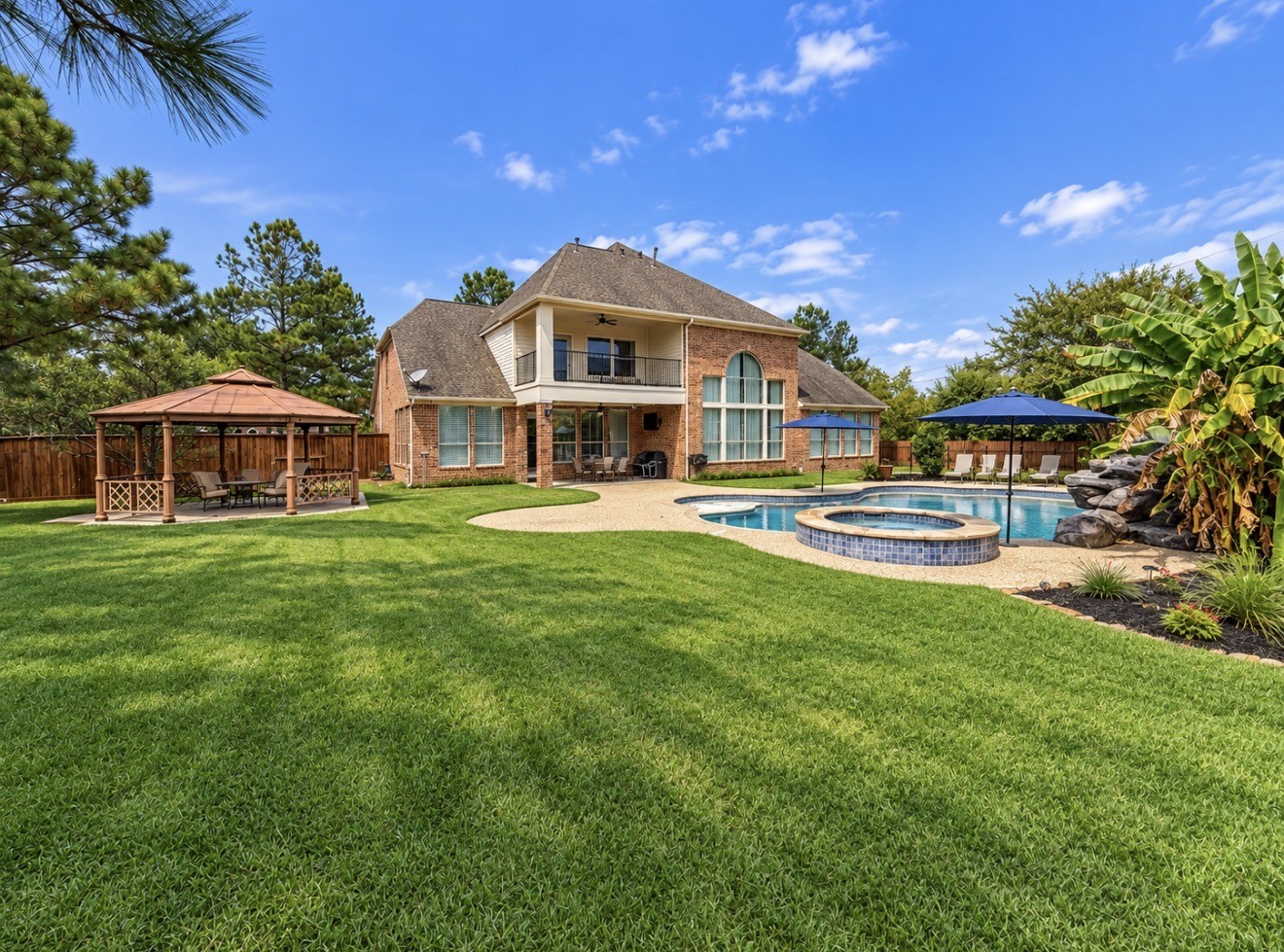 7 Compton Manor Drive Spring, TX 77379 - Photo 2 of 28 1+ Acres of privacy and backyard enjoyment.