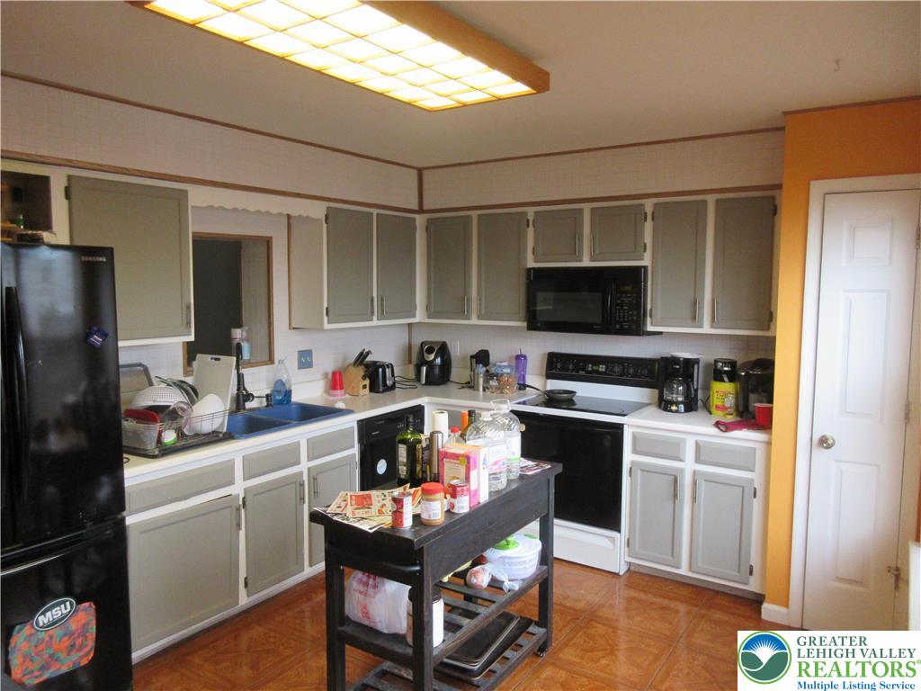 1289 Forest Road Whitehall, PA 18052 - Photo 12 of 23 Eat in kitchen