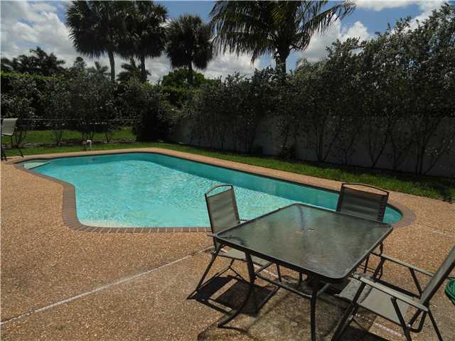 9536 Richmond Circle Boca Raton, FL 33434 - Photo 20 of 25 a view of a backyard with a tub