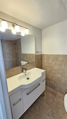 $3,000 | 3745 Northeast 171 Street, Unit 32, North Miami Beach, FL 33160