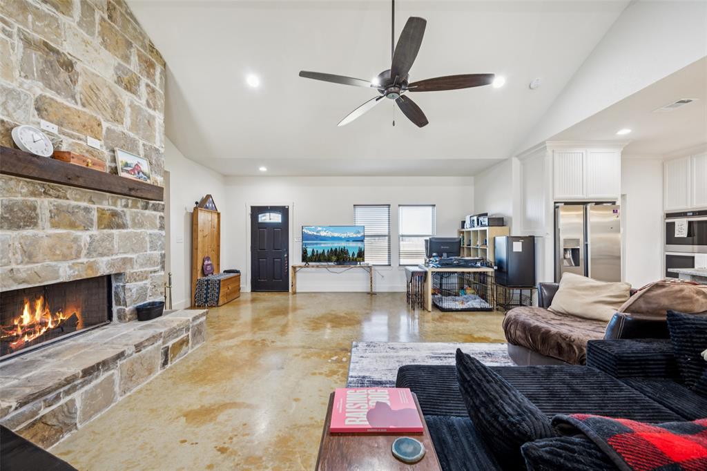 1084 Justin Drive Springtown, TX 76082 - Photo 6 of 28