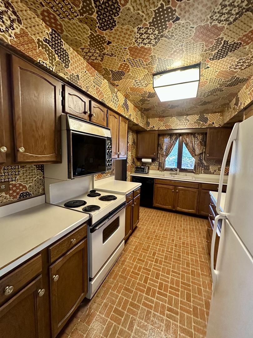 3008 Rennes Court Northbrook, IL 60062 - Photo 3 of 32 a kitchen with a stove and a sink