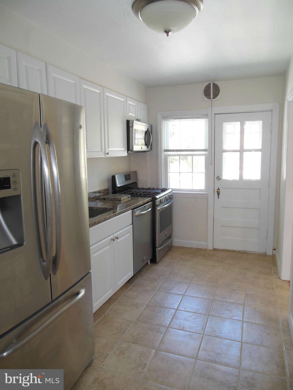 6425 Pinehurst Road Baltimore, MD 21212 - Photo 3 of 18 Kitchen