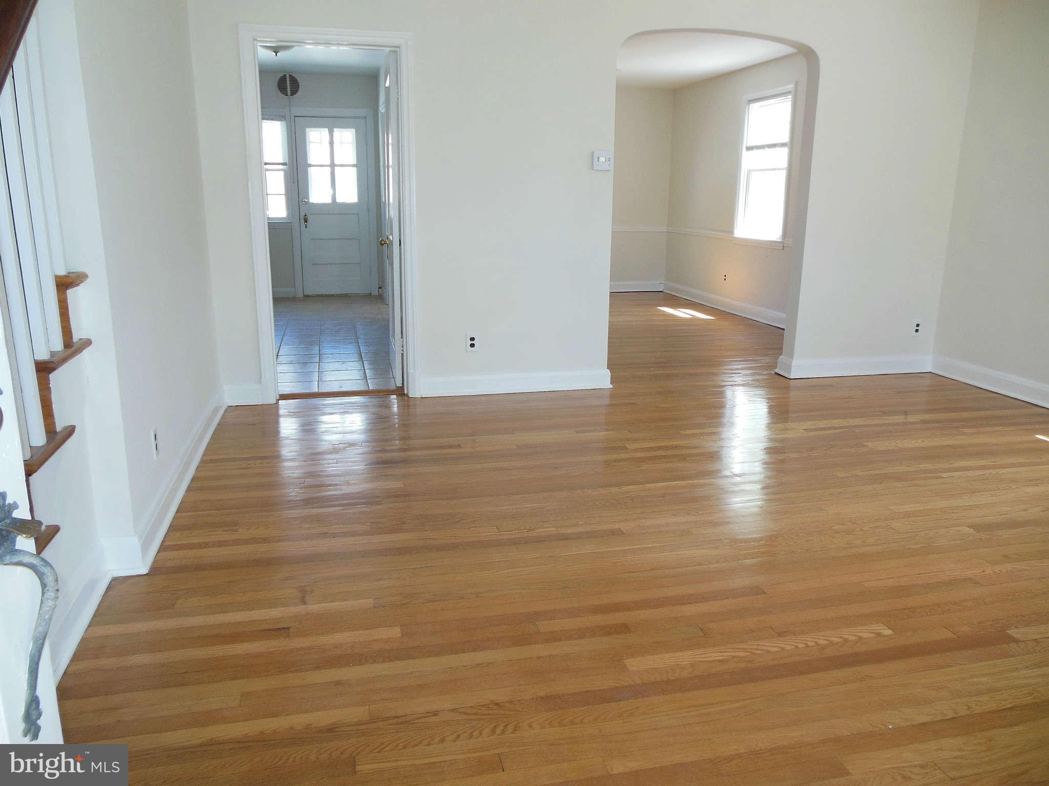 6425 Pinehurst Road Baltimore, MD 21212 - Photo 5 of 18 Living Room