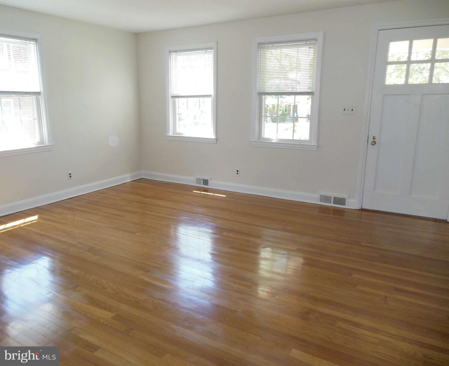 6425 Pinehurst Road Baltimore, MD 21212 - Photo 6 of 18 Living Room