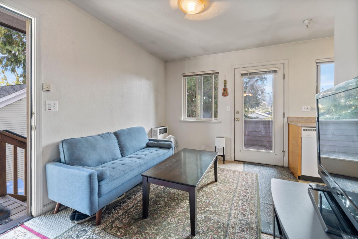 33 Edgewood Way Santa Cruz, CA 95060 - Photo 31 of 37 a living room with furniture and a window
