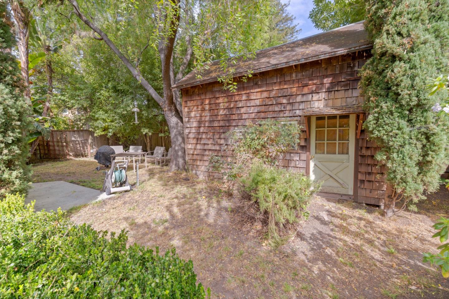 33 Edgewood Way Santa Cruz, CA 95060 - Photo 35 of 37 a brick building with a yard