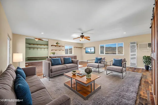 a view of livingroom with furniture