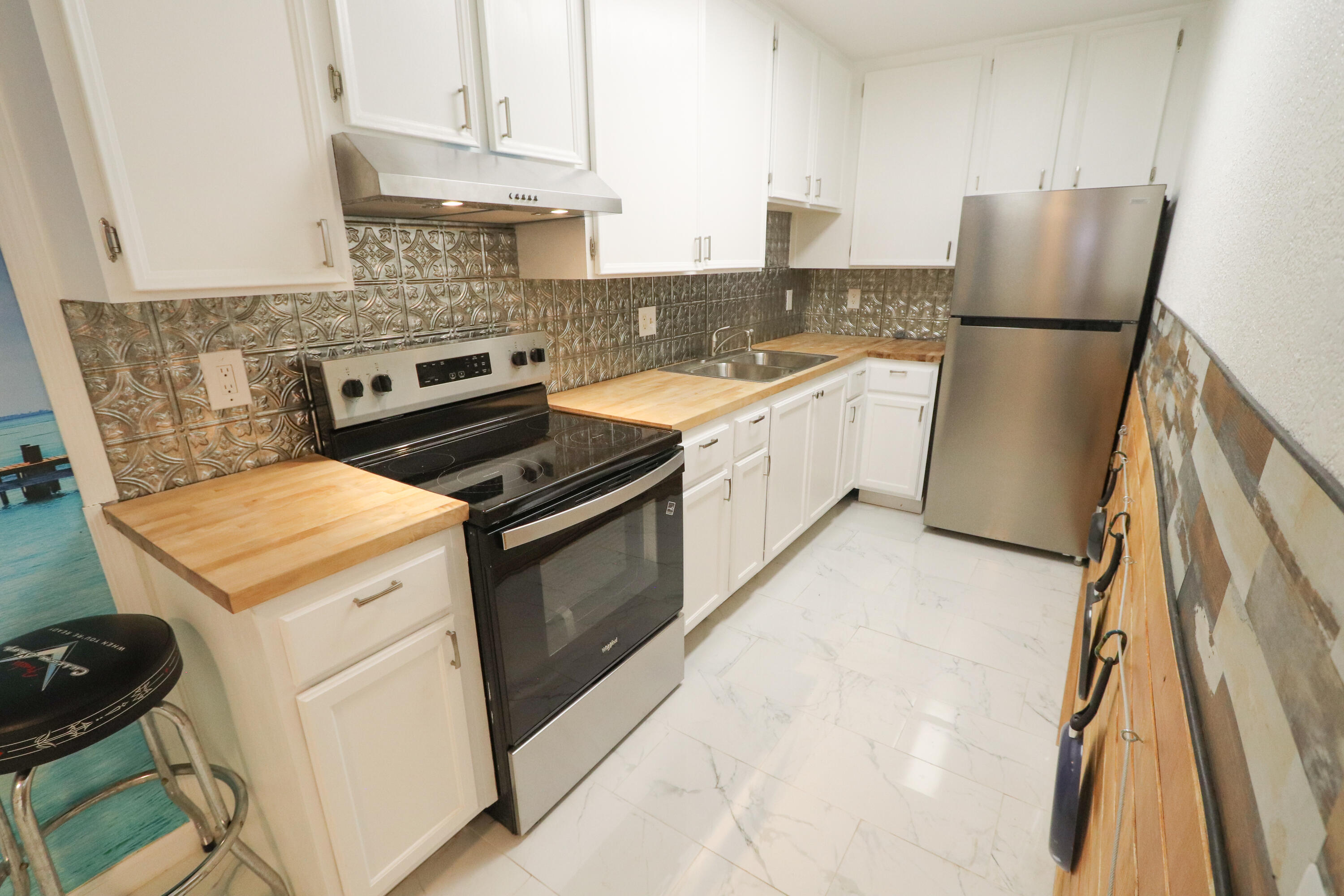 751 Los Felices Circle West, Unit 109 Palm Springs, CA 92262 - Photo 2 of 8 a kitchen with a sink stove and refrigerator