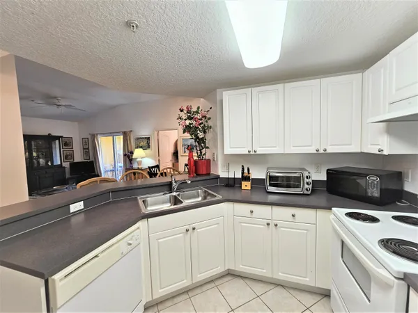 $1,700 | 5050 Fairways Circle, Unit 301, Vero Beach, FL 32967