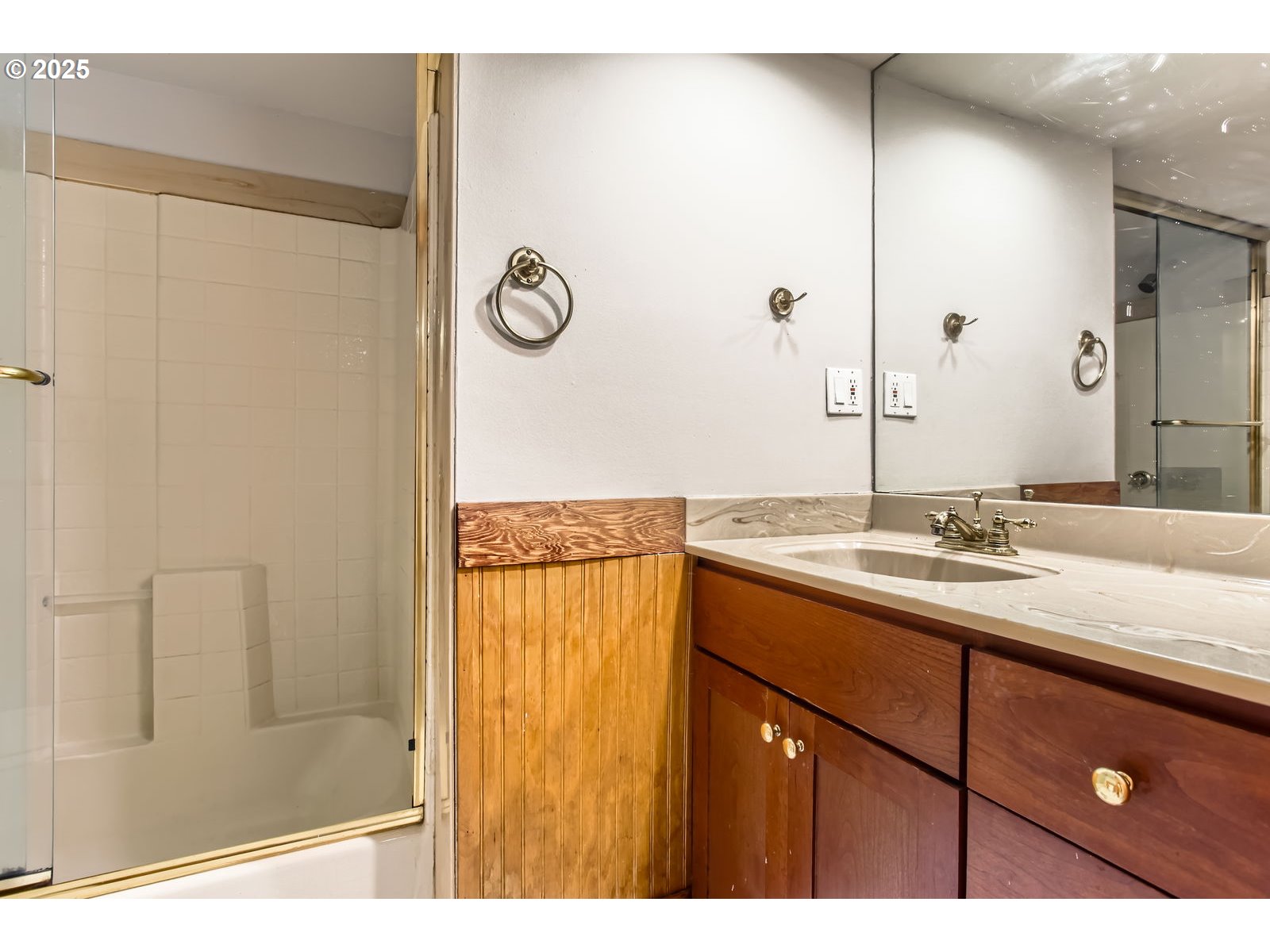 8070 Southwest Bonita Road Portland, OR 97224 - Photo 22 of 32 Bathroom