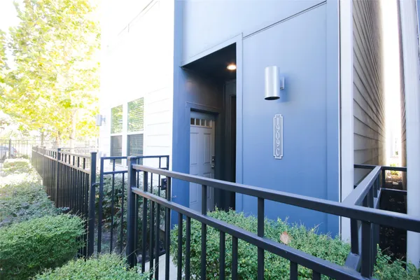 a view of a backyard with pathway