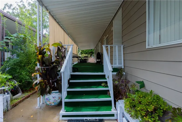 a view of a house with backyard and plants