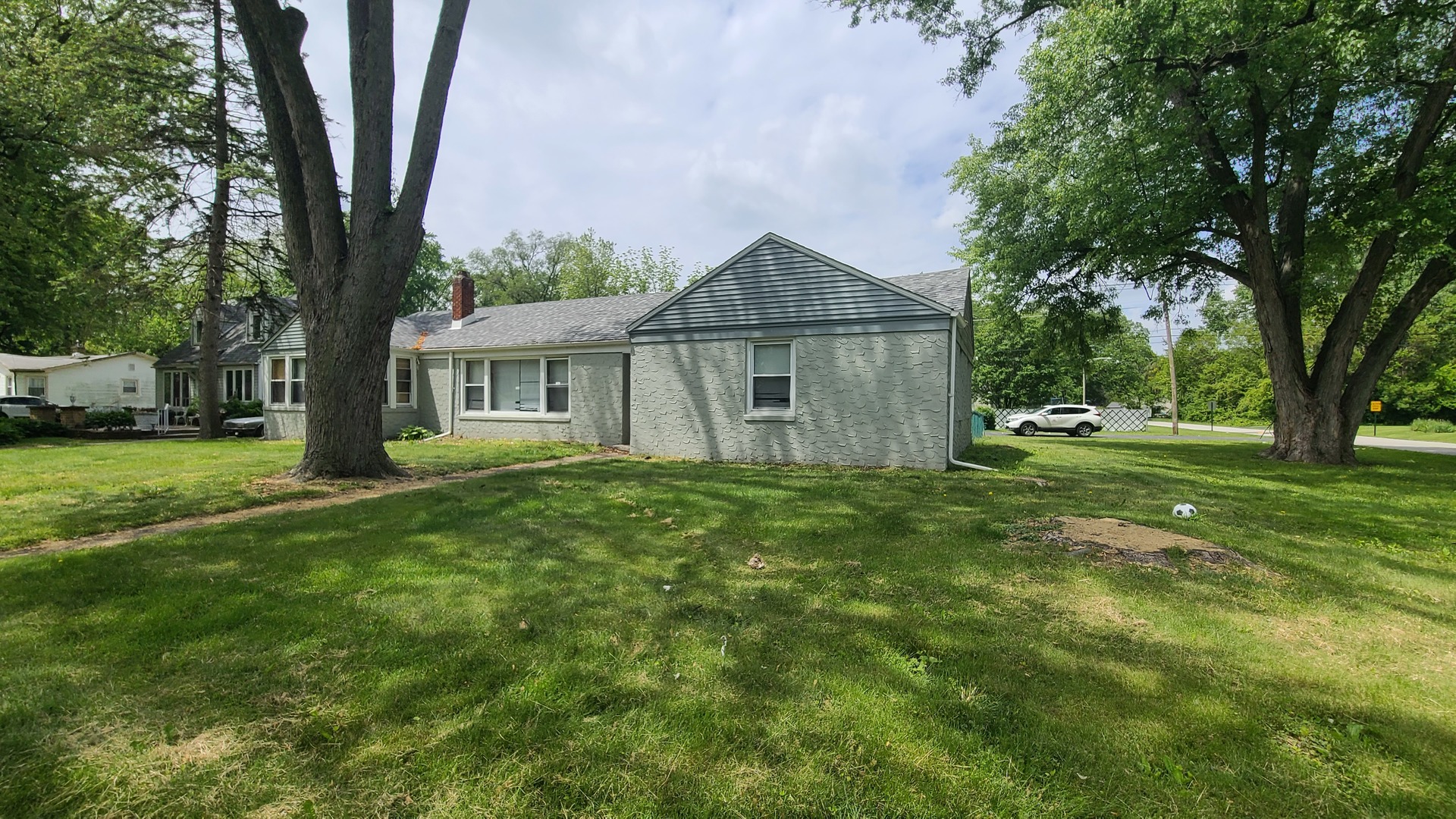 16002 Spaulding Avenue Markham, IL 60428 - Photo 3 of 4 a front view of a house with garden