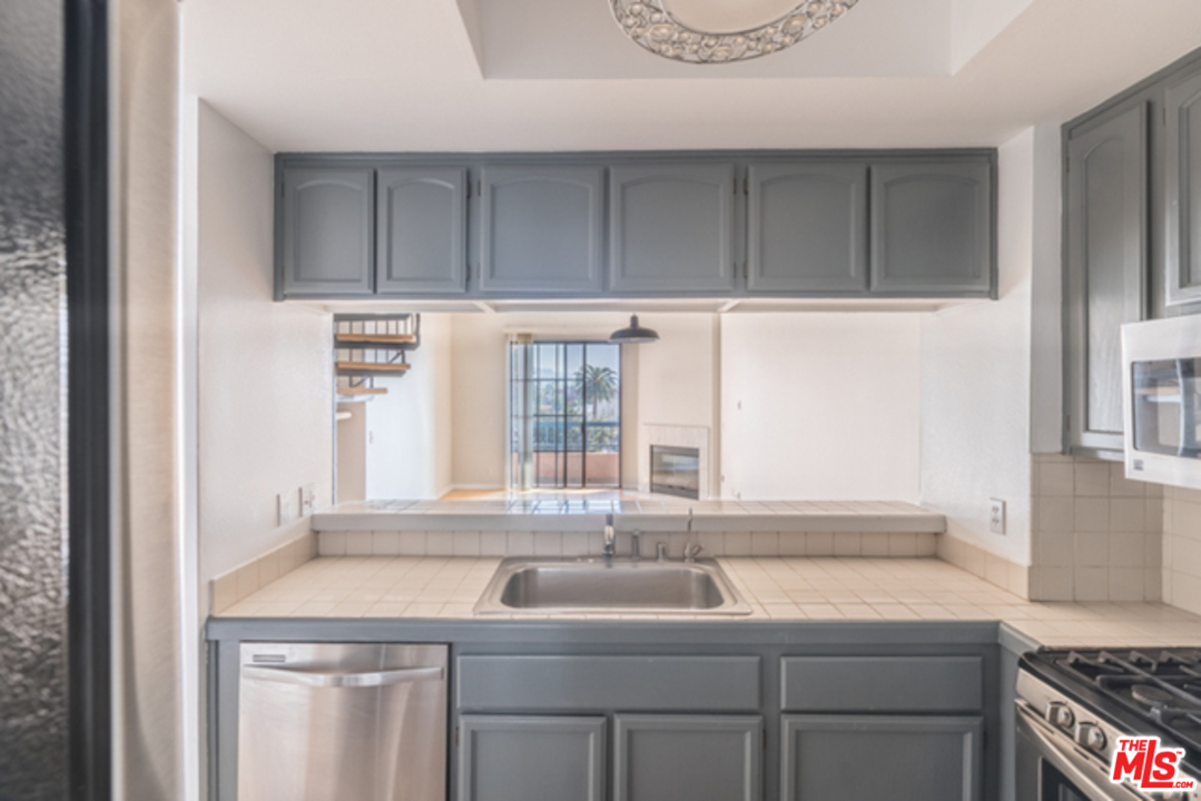 508 Glenwood Road, Unit 305 Glendale, CA 91202 - Photo 3 of 23