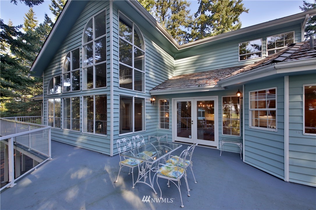 5621 Cameron Road Freeland, WA 98249 - Photo 3 of 25 a balcony with table and chairs