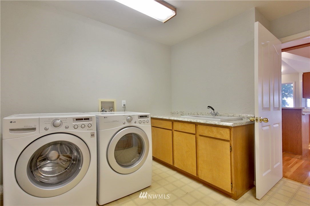 5621 Cameron Road Freeland, WA 98249 - Photo 22 of 25 a utility room with dryer and washer