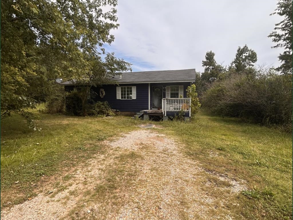a view of a house with backyard and garden