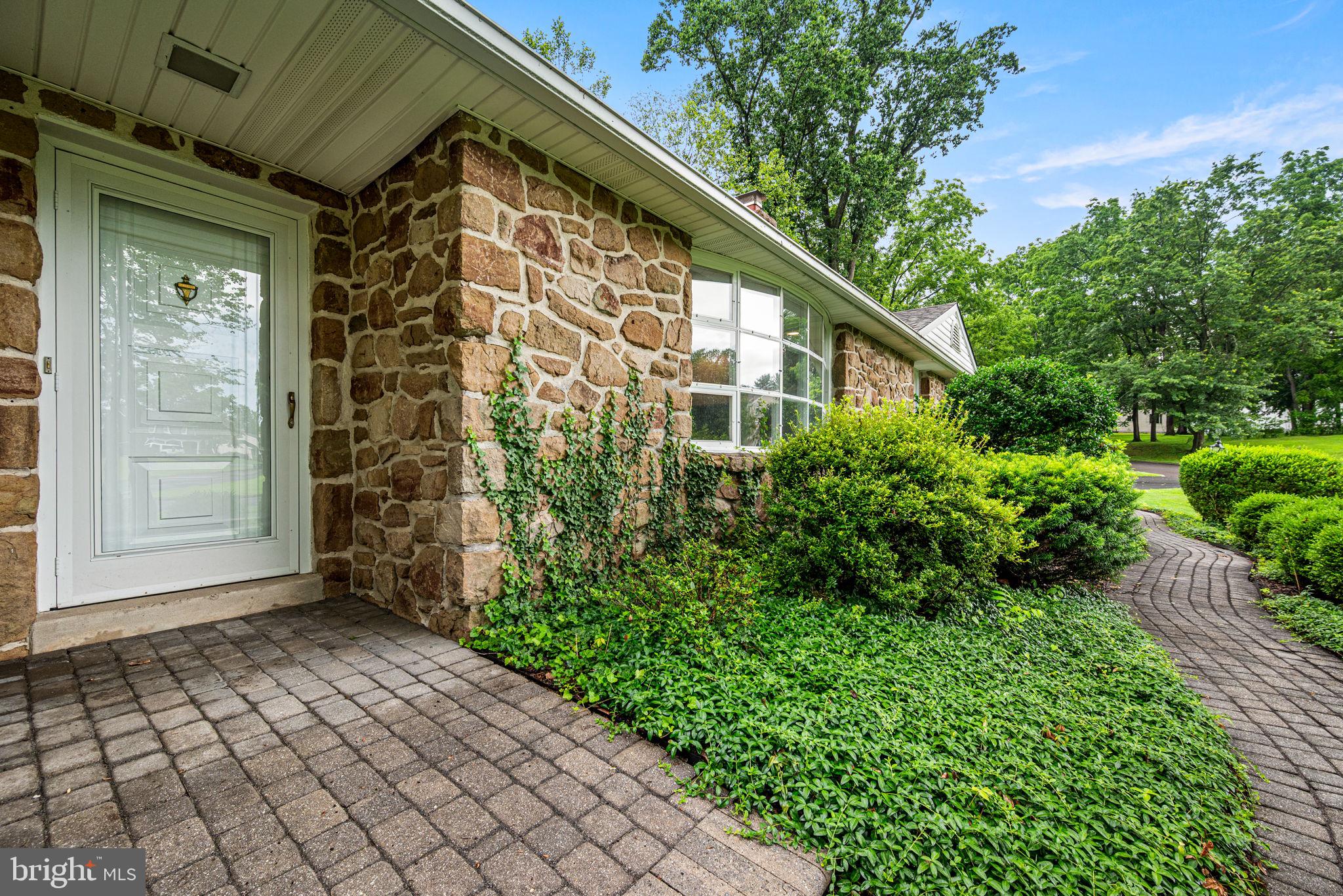 152 Mallard Road Southampton, PA 18966 - Photo 3 of 35 Gallery Image 3
