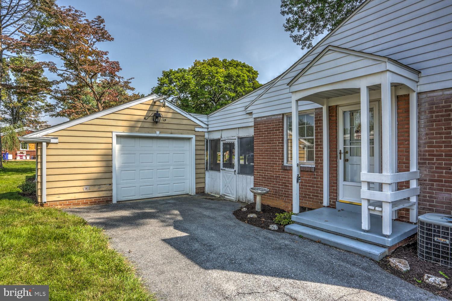2103 Sun Valley Road Lancaster, PA 17603 - Photo 4 of 26 Gallery Image 4