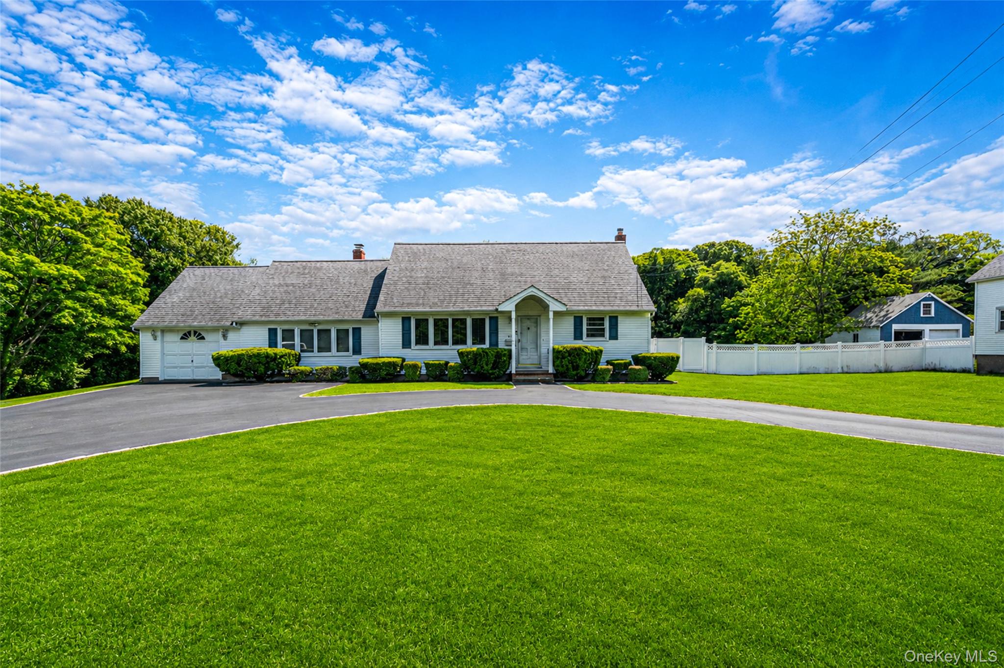 376 South Country Road East Patchogue, NY 11772 - Photo 2 of 36