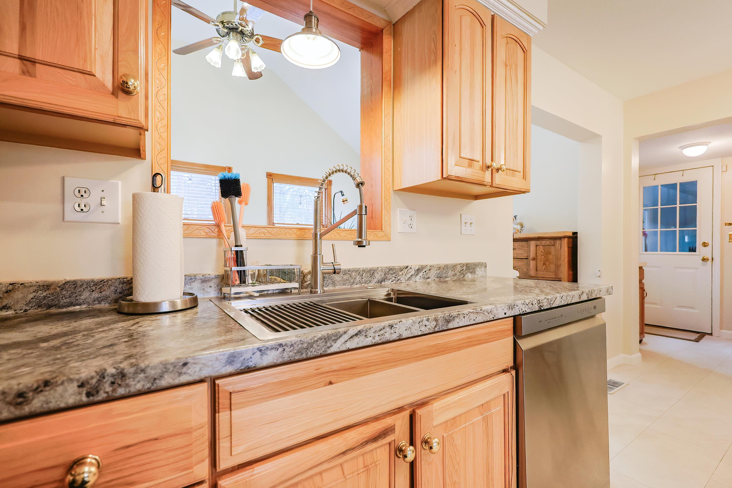 6 Pinehurst Street Hudson, NH 03051 - Photo 7 of 52