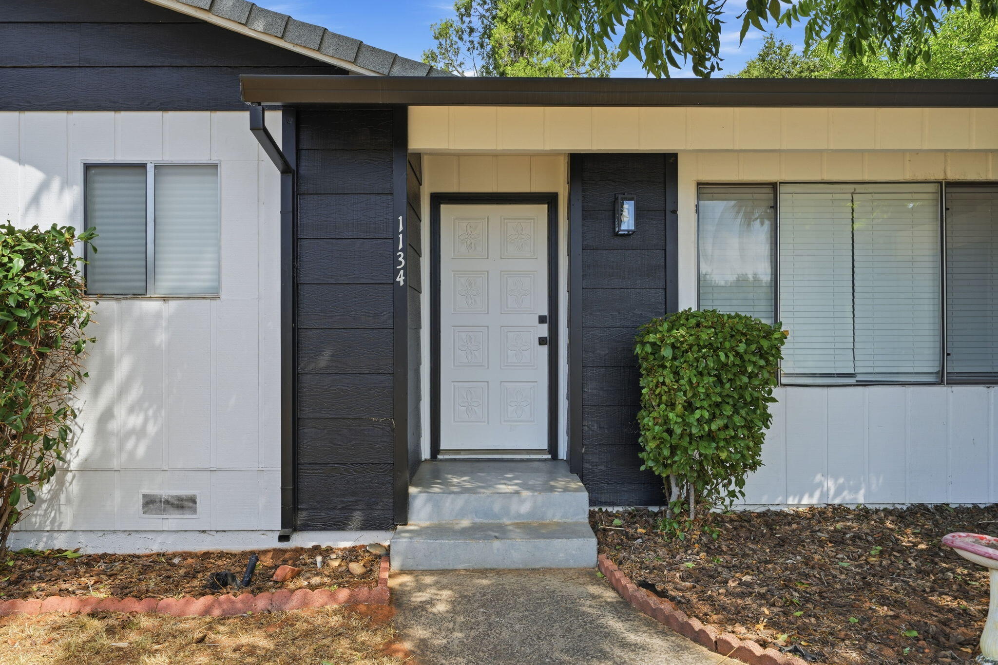 1134 Ruthie Lane Redding, CA 96002 - Photo 3 of 31 Front Entry