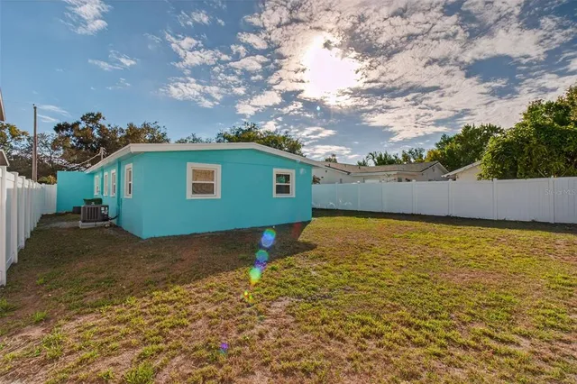 a view of a backyard
