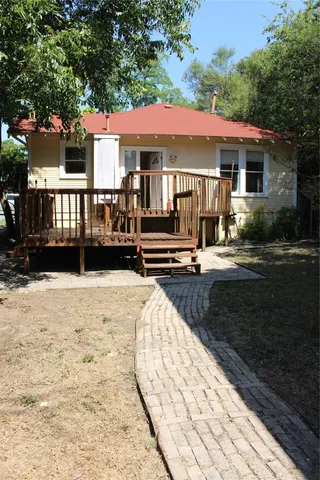 a view of a house with backyard