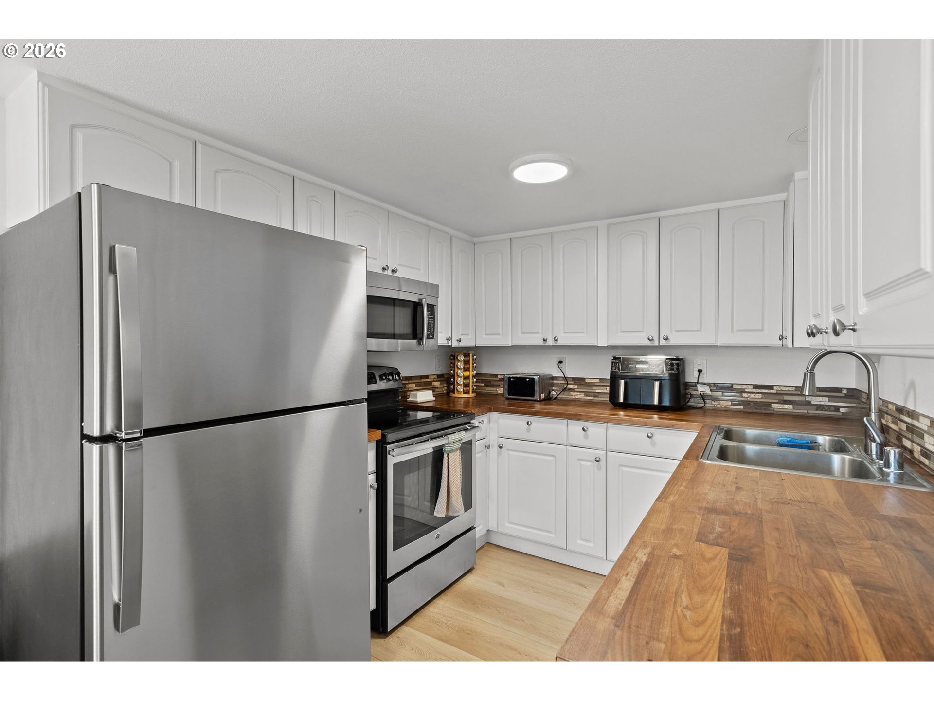 2102 Kelly Road, Unit 9 Vancouver, WA 98665 - Photo 10 of 29 a kitchen with stainless steel appliances granite countertop a refrigerator a stove a sink and a granite counter tops